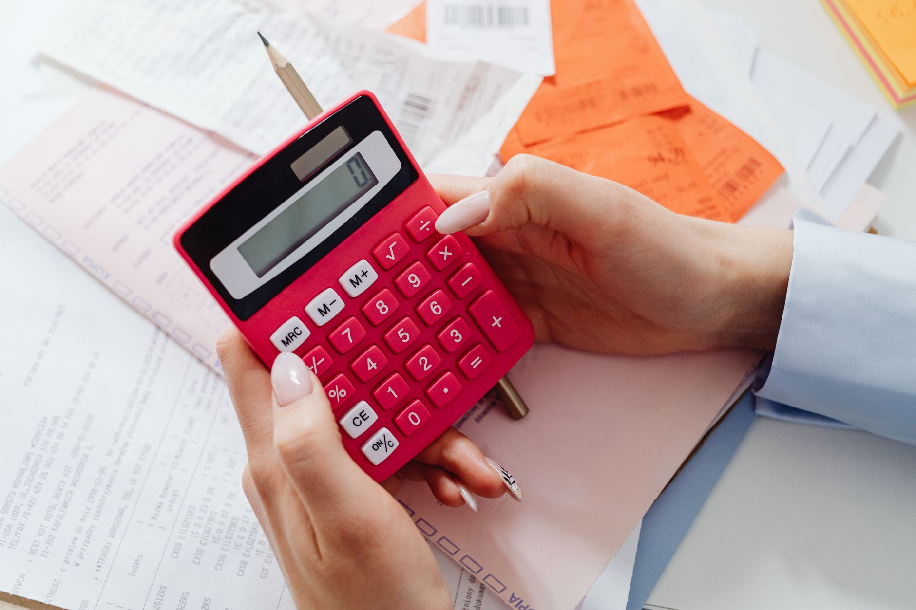 Family using a calculator and notebook to plan water storage amounts